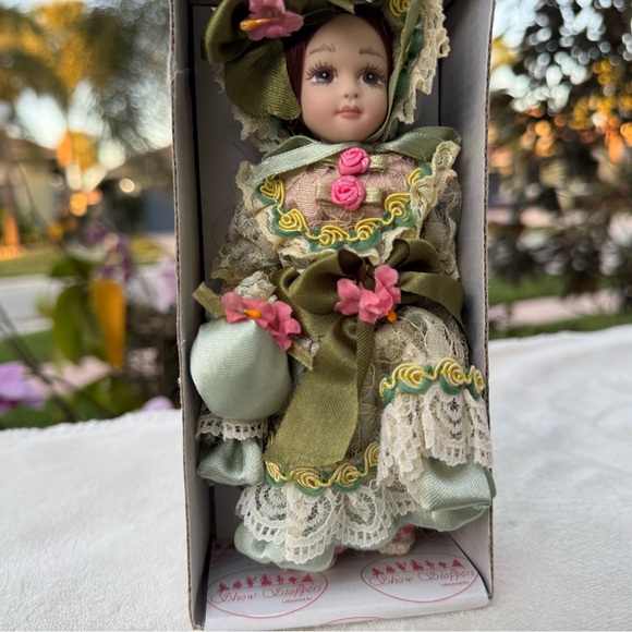 SHOW STOPPERS " LETA " PORCELAIN DOLL NEW AND NRFB 6 INCHES STANDING - Picture 4 of 9